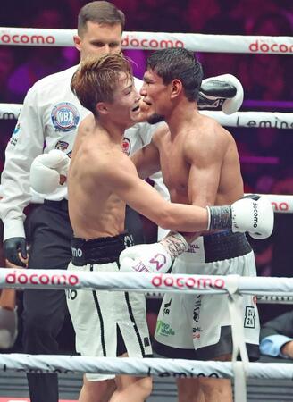 １２回を終え、ムロジョン・アフマダリエフ（右）と健闘をたたえ合う井上尚弥