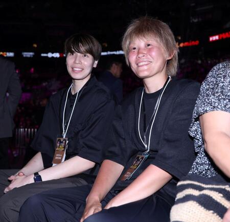 　ボクシングを観戦するバスケットボール選手の高田真希（右）＝撮影・中田匡峻