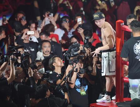 　リングを降りる前にポーズを決める井上尚弥（撮影・西岡正）