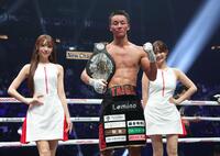 　村上雄大に判定勝ちした今永虎雅（中央）＝撮影・中田匡峻