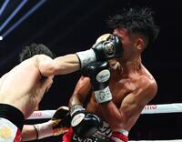 　１Ｒ、クリスチャン・メディナ（左）の右ストレートを顔面にもらいダウンを奪われた武居由樹（撮影・中田匡峻）