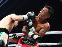 　１Ｒ、クリスチャン・メディナ（左）の右ストレートを顔面にもらいダウンを奪われた武居由樹（撮影・中田匡峻）