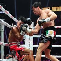 　４Ｒ、クリスチャン・メディナ（右）のパンチを顔面にもらう武居由樹（撮影・中田匡峻）