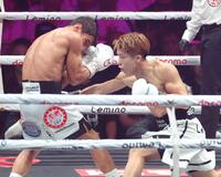 　３回、ムロジョン・アフマダリエフ（左）に右フックを浴びせる井上尚弥（撮影・西岡正）