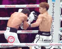 　１回、ムロジョン・アフマダリエフ（左）に左フックを浴びせる井上尚弥（撮影・西岡正）