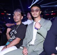 　試合を観戦する中谷潤人（右）＝撮影・中田匡峻