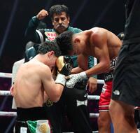 　クリスチャン・メディナ（左）と健闘をたたえ合う武居由樹（撮影・中田匡峻）