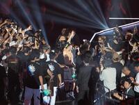 　祝福するファンに手を振る井上尚弥（中央）＝撮影・西岡正