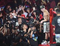 　リングを降りる前にポーズを決める井上尚弥（撮影・西岡正）