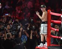 　リングを降りる前にポーズを決める井上尚弥（撮影・西岡正）