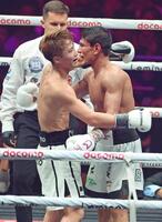 １２回を終え、ムロジョン・アフマダリエフ（右）と健闘をたたえ合う井上尚弥