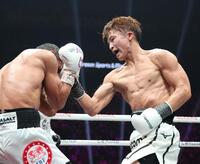 　１２Ｒ、ムロジョン・アフマダリエフ（左）に打ち込む井上尚弥（撮影・中田匡峻）