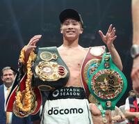 　ベルトを手に笑顔を見せる井上尚弥（撮影・中田匡峻）