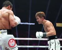 　９Ｒ、ムロジョン・アフマダリエフ（左）に不敵な笑みを浮かべる井上尚弥（撮影・中田匡峻）