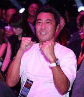 　ボクシングを観戦する上原浩治氏（撮影・中田匡峻）