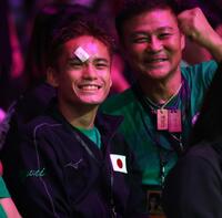 　井上尚弥の試合前、観客席で観戦する高田勇仁（左）＝撮影・中田匡峻