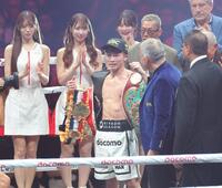 　タイトルを防衛し、笑顔を見せる井上尚弥（中央）＝撮影・西岡正