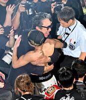 　井上尚弥と抱き合う布袋寅泰