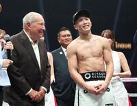 ボブ・アラムＣＥＯ（左）の横で笑顔を見せる井上尚弥＝ＩＧアリーナ（撮影・中田匡峻）