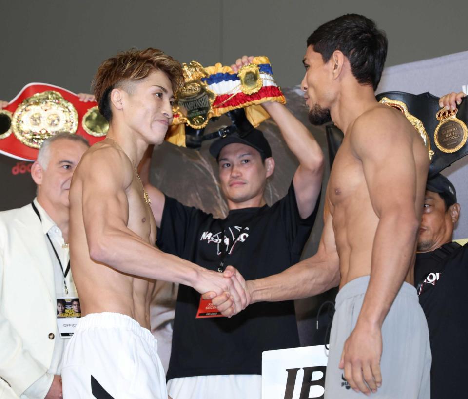 　計量をクリアし、がっちりと握手を交わす井上尚弥（左）とアフマダリエフ（撮影・中田匡峻）