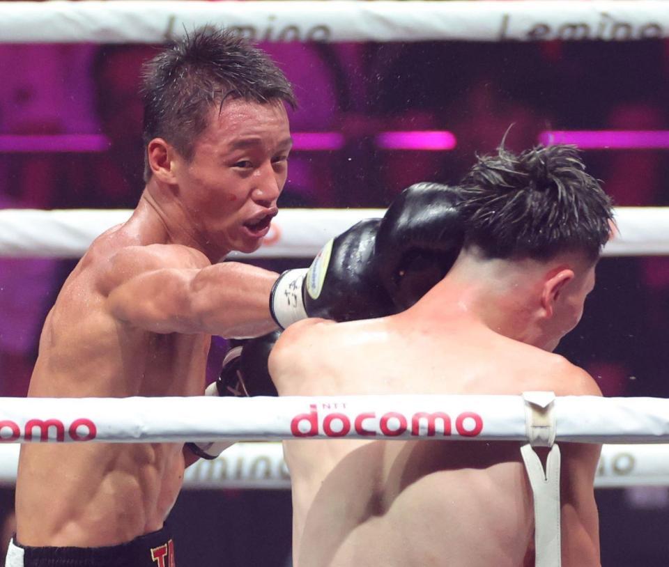 　５回、村上雄大（右）に右フックを放つ今永虎雅（撮影・西岡正）