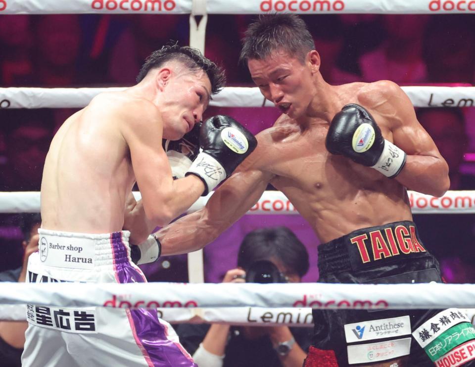 　５回、村上雄大（左）のボディに右フックをたたき込む今永虎雅（撮影・西岡正）