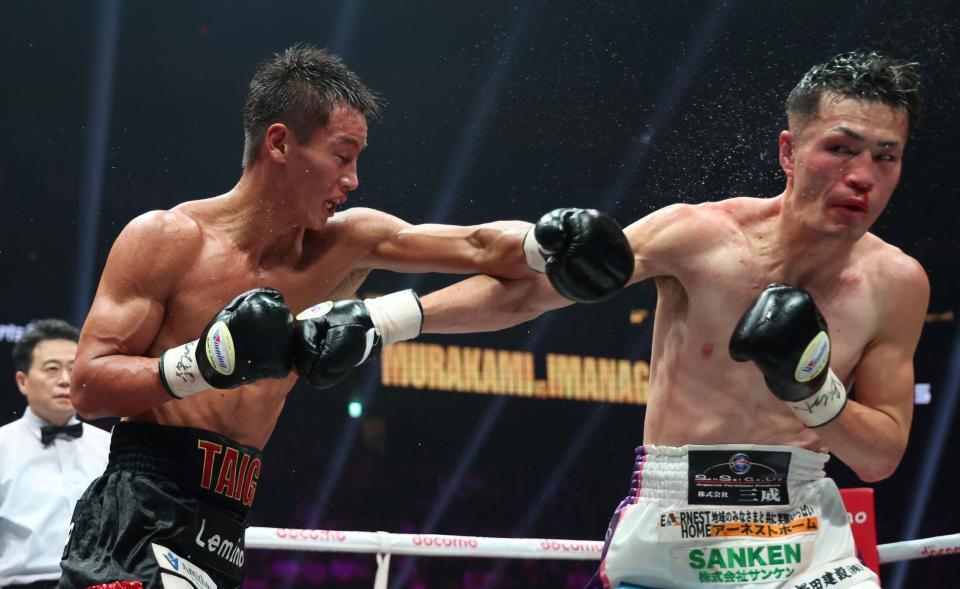 　１０Ｒ、村上雄大（右）に打ち込む今永虎雅（撮影・中田匡峻）