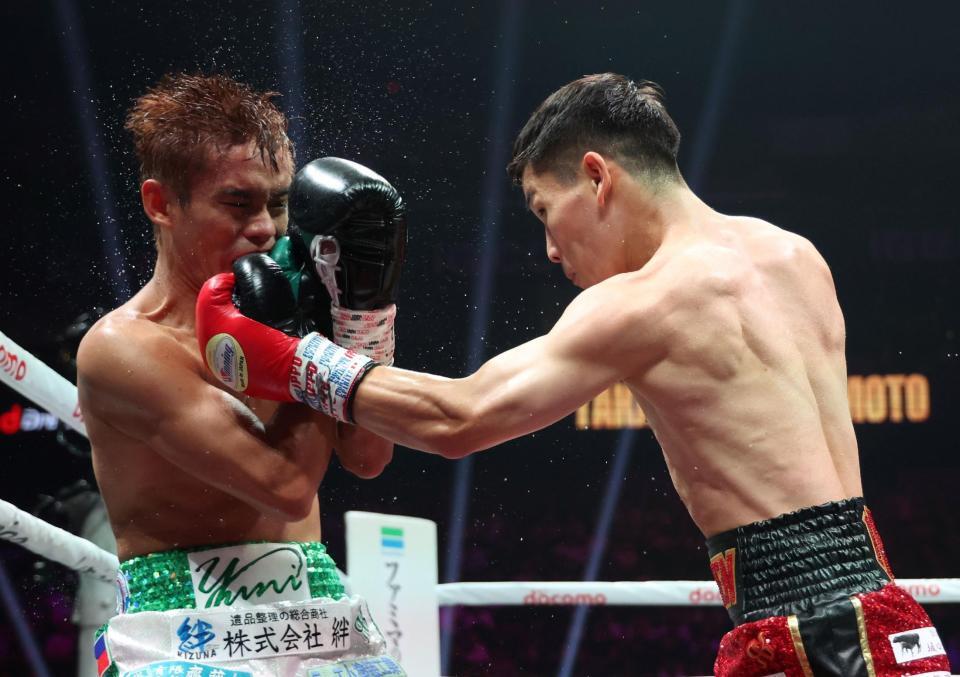 　４Ｒ、高田勇仁（左）に打ち込む松本流星（撮影・中田匡峻）