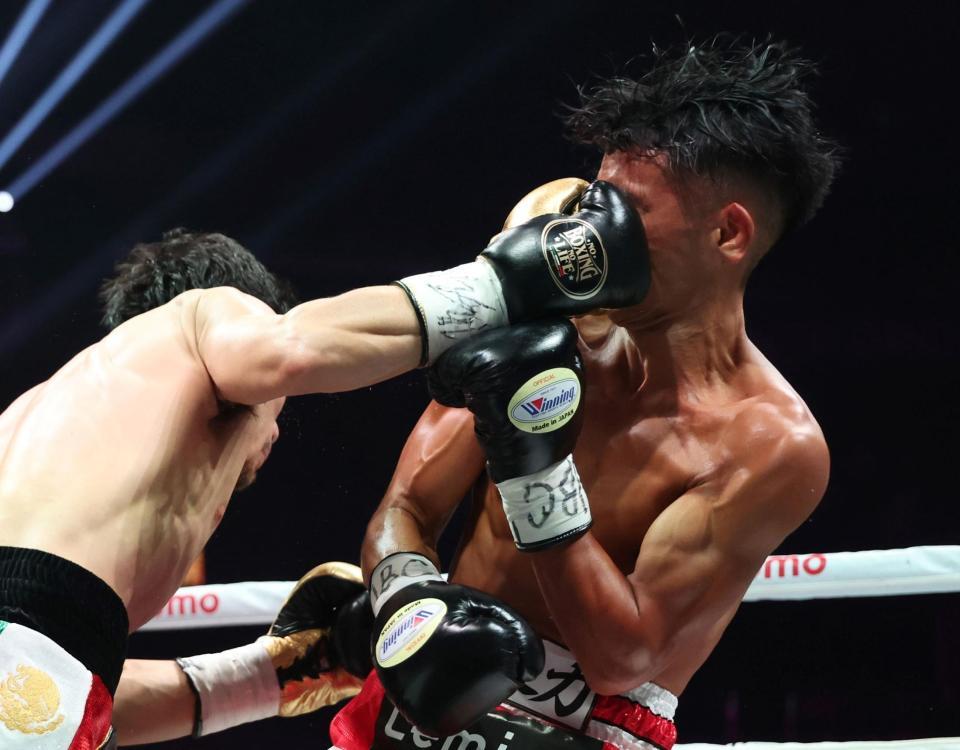 　１Ｒ、クリスチャン・メディナ（左）の右ストレートを顔面にもらいダウンを奪われた武居由樹（撮影・中田匡峻）