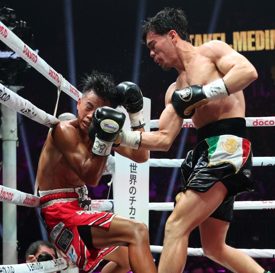 　４Ｒ、クリスチャン・メディナ（右）のパンチを顔面にもらう武居由樹（撮影・中田匡峻）
