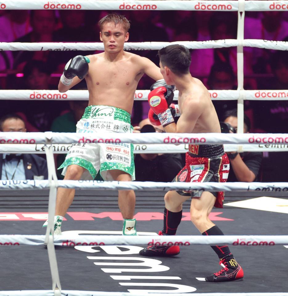 　５回、松本流星（右）との偶然のバッティングで倒れ込む高田勇仁（撮影・西岡正）