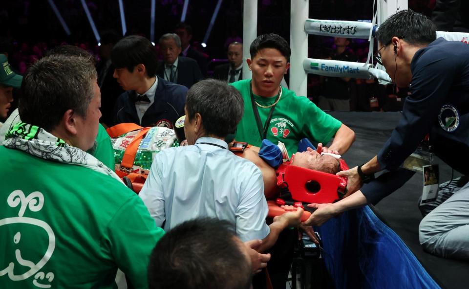 　担架で運ばれる高田勇仁（撮影・中田匡峻）