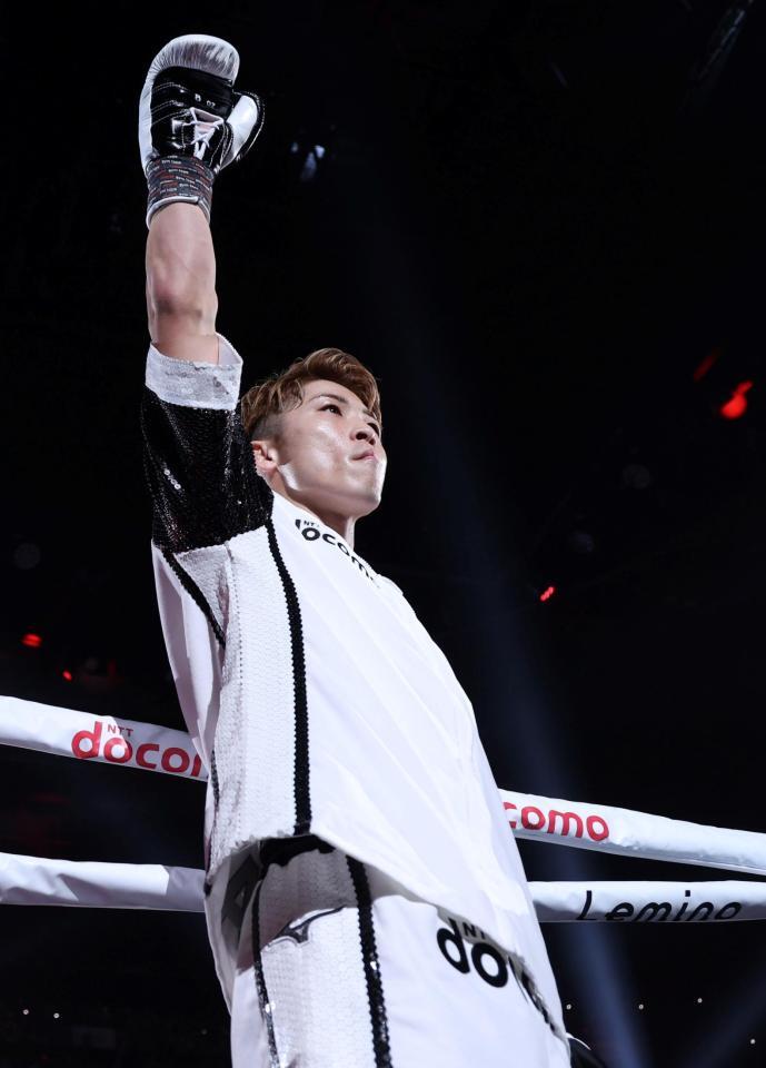 　リングに上がる井上尚弥（撮影・中田匡峻）