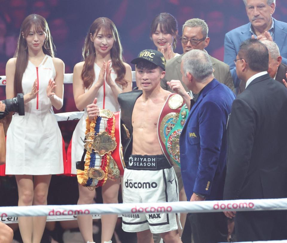 　タイトルを防衛し、笑顔を見せる井上尚弥（中央）＝撮影・西岡正