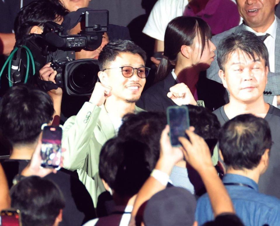 　井上尚弥の声かけにガッツポーズで応える中谷潤人（撮影・西岡正）