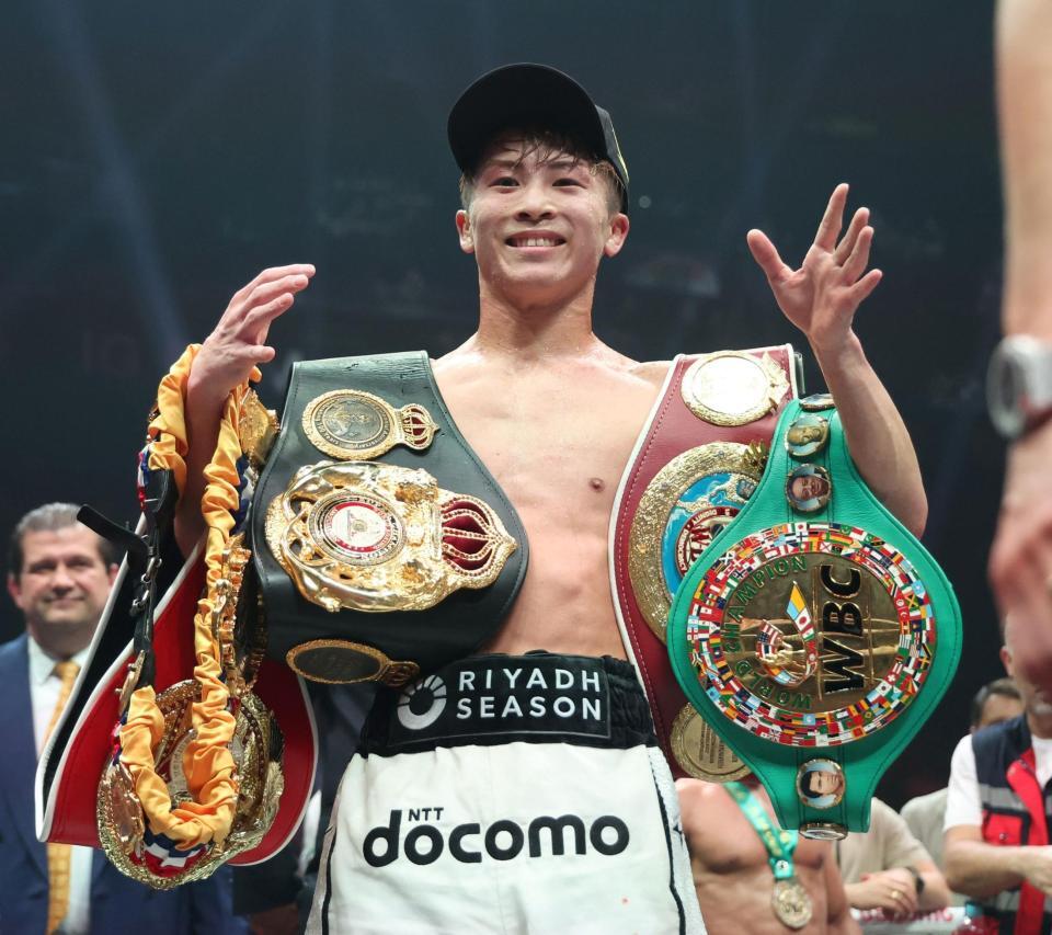 　ベルトを手に笑顔を見せる井上尚弥（撮影・中田匡峻）