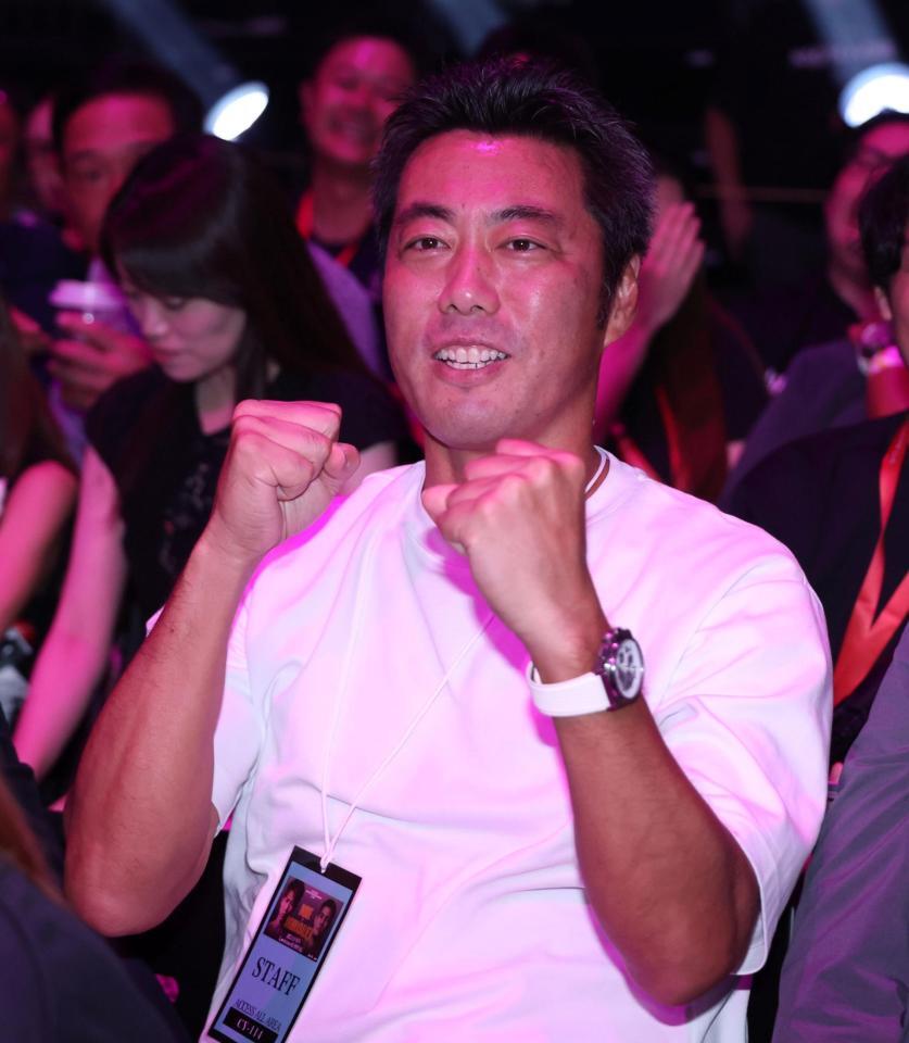 　ボクシングを観戦する上原浩治氏（撮影・中田匡峻）