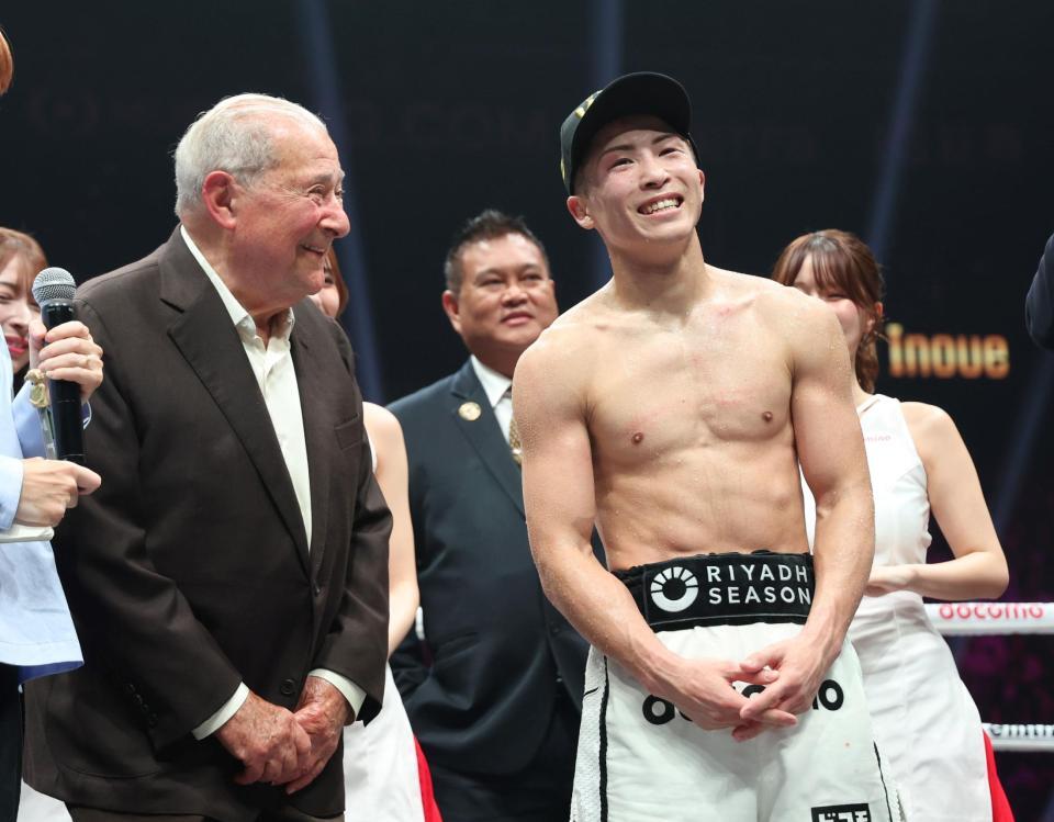 ボブ・アラムＣＥＯ（左）の横で笑顔を見せる井上尚弥＝ＩＧアリーナ（撮影・中田匡峻）