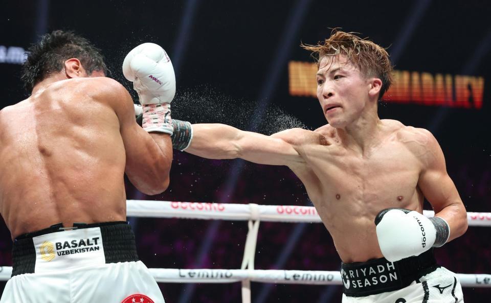 ７Ｒ、ムロジョン・アフマダリエフ（左）に打ち込む井上尚弥＝ＩＧアリーナ（撮影・中田匡峻）