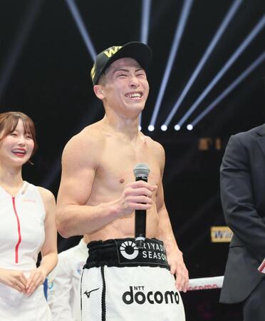 　王座を防衛し、笑顔を見せる井上尚弥