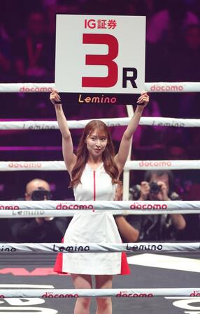 　ラウンドガールを務める相沢明日加（撮影・西岡正）