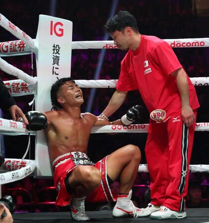 　ＴＫＯ負けを喫し、悔しさをあらわにする武居由樹。右は八重樫東トレーナー