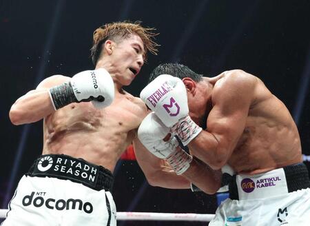 　９Ｒ、ムロジョン・アフマダリエフ（右）に打ち込む井上尚弥