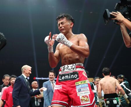 　クリスチャン・メディナにＴＫＯ負けを喫し、リングを後にする武居由樹＝１４日