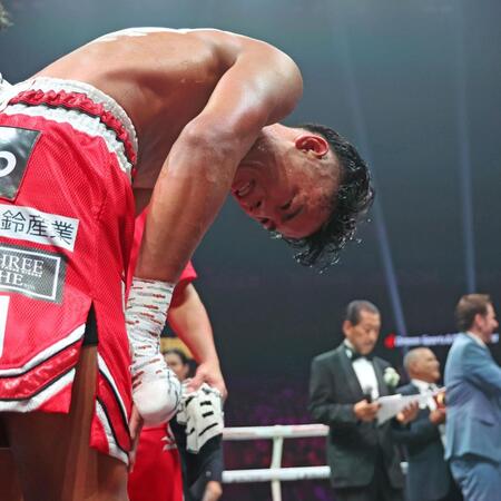 　クリスチャン・メディナにＴＫＯ負けを喫し、リングに一礼する武居由樹＝１４日