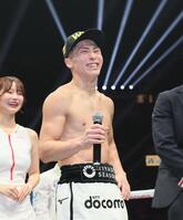 　王座を防衛し、笑顔を見せる井上尚弥