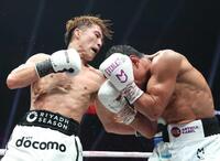 　９Ｒ、ムロジョン・アフマダリエフ（右）に打ち込む井上尚弥