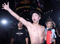 　大歓声に包まれ、手を振りながら引き揚げる井上尚弥＝ＩＧアリーナ（撮影・中田匡峻）