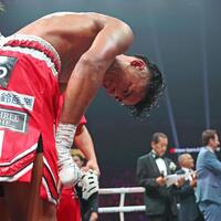 　クリスチャン・メディナにＴＫＯ負けを喫し、リングに一礼する武居由樹＝１４日