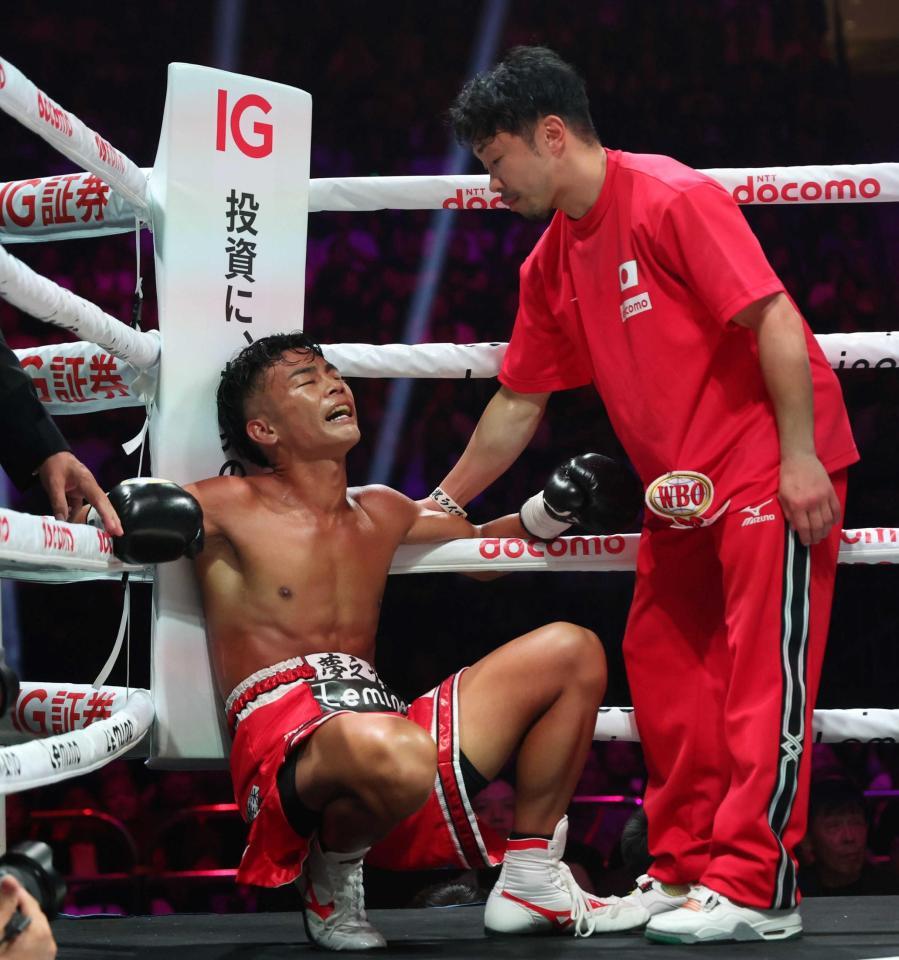 　ＴＫＯ負けを喫し、悔しさをあらわにする武居由樹。右は八重樫東トレーナー